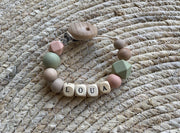 SIIDDS Gepersonaliseerd speenkoord - speenkoord met naam - havermout/zand - vergrijsd groen - zalm roze - baby - peuter - voor onderweg - hout/siliconen - persoonlijk kraamcadeau - babyshower