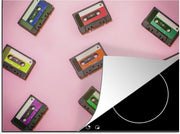 Luxe inductie beschermer Jaren 70 - 75x52 cm - Casette tapes op roze achtergrond  - inductiebeschermer