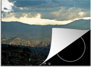 Luxe inductie beschermer Medellin - 70x52 cm - Gele zonsondergang boven centrum van Medellín in Zuid-Amerika  - inductiebeschermer