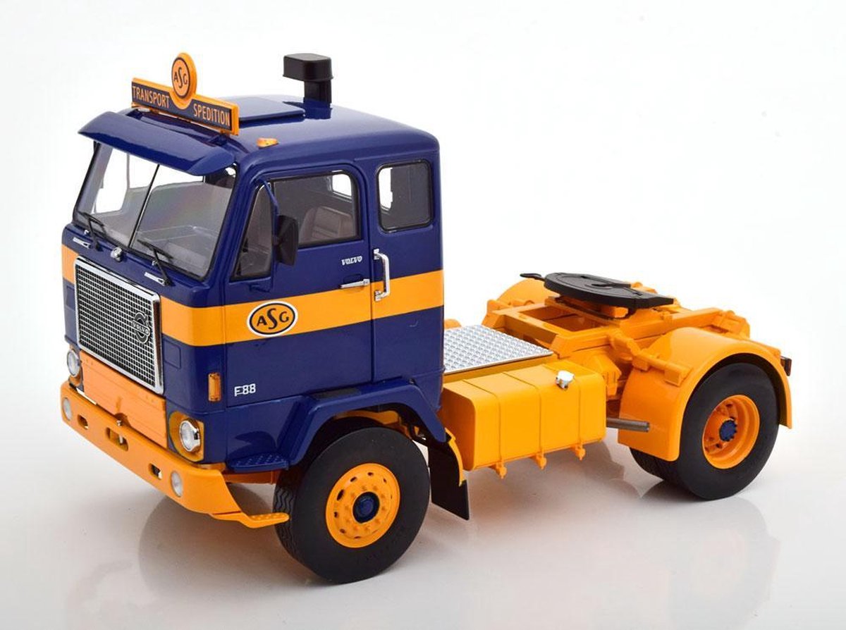Volvo F88 ASG Spedition 1971 Blauw / Geel 1-18 MCG Models ( Metaal )