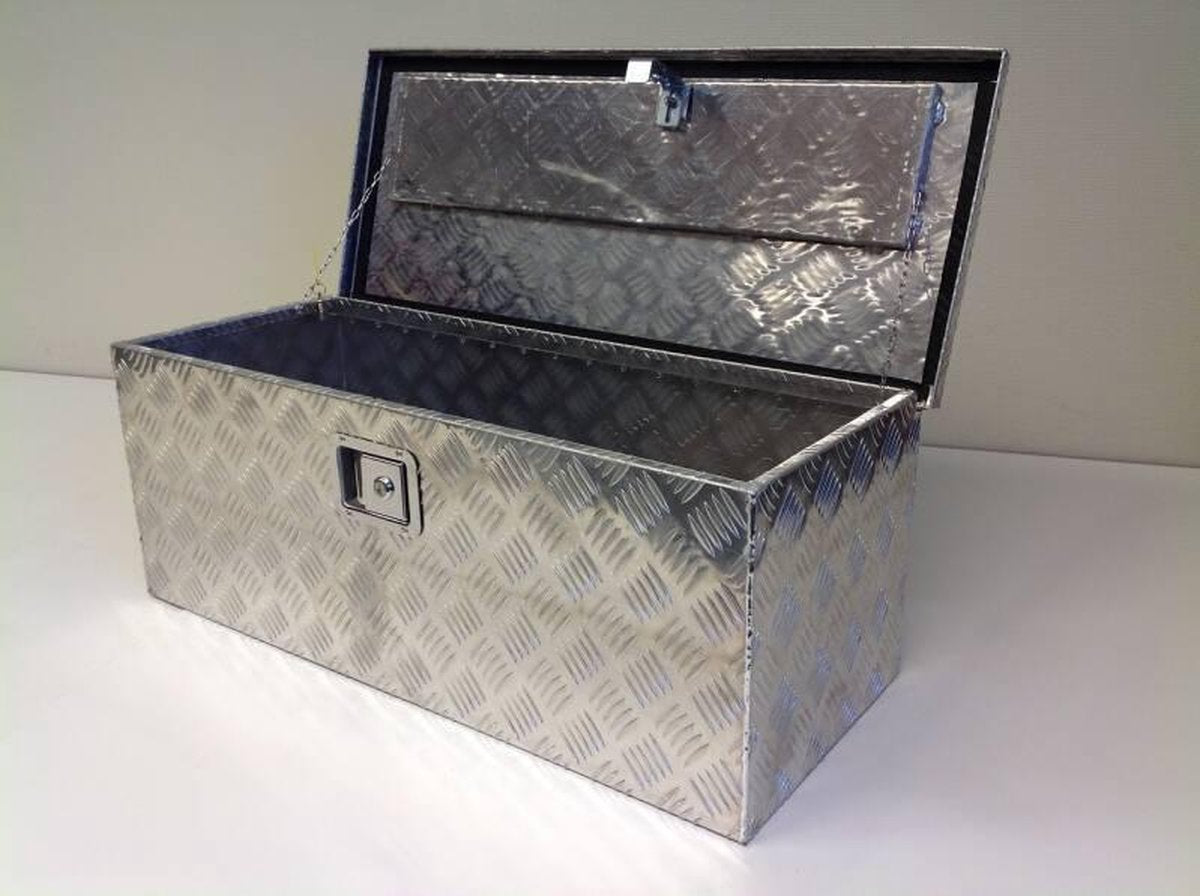 Aluminium waterdichte tranenplaat kist.   Met lang piano scharnier.   Geen handvaten aan zijkant.   Wanneer de deksel open is steekt hij 4cm achter de kist uit.   Afluitbaar door inbouwslot.     Maat: 850x350x320