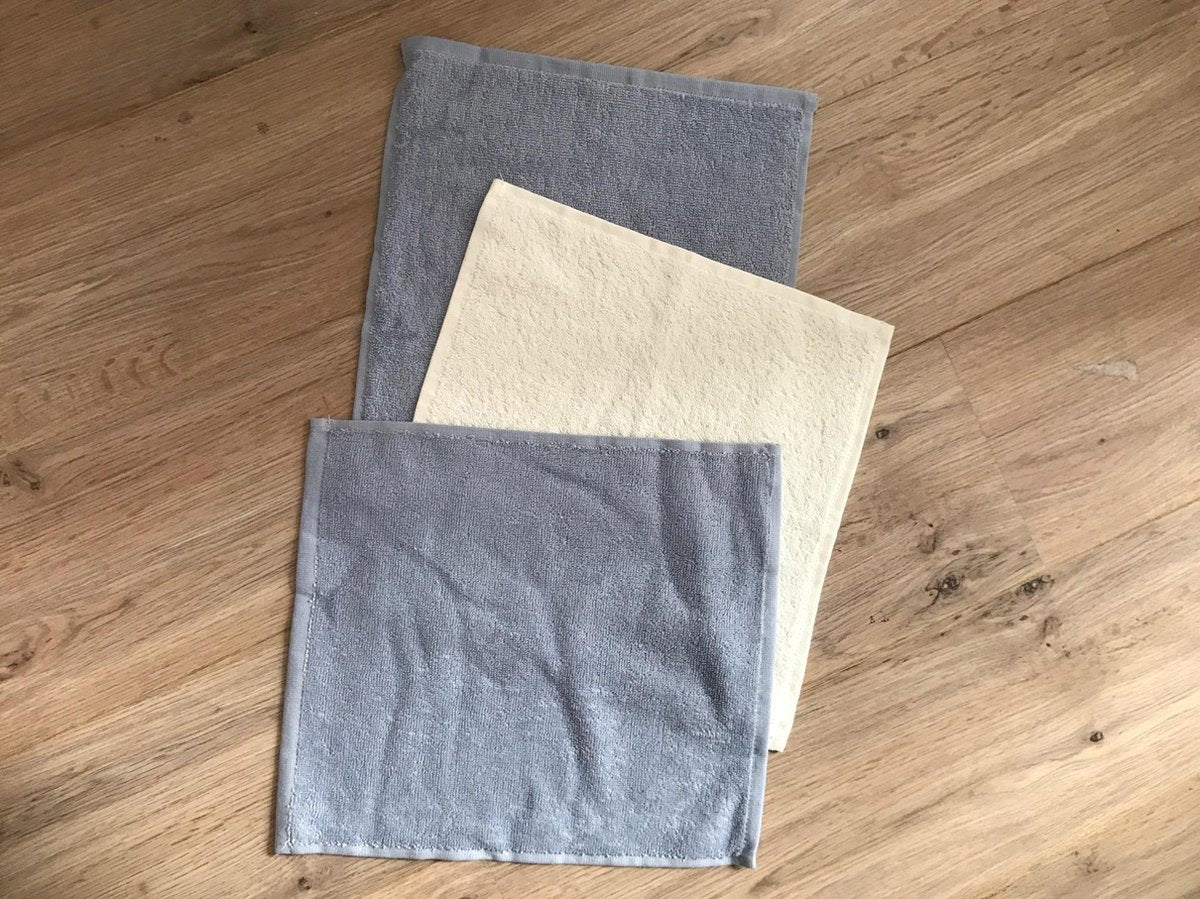 3 spuugdoekjes  2 x grijs en 1 x creme