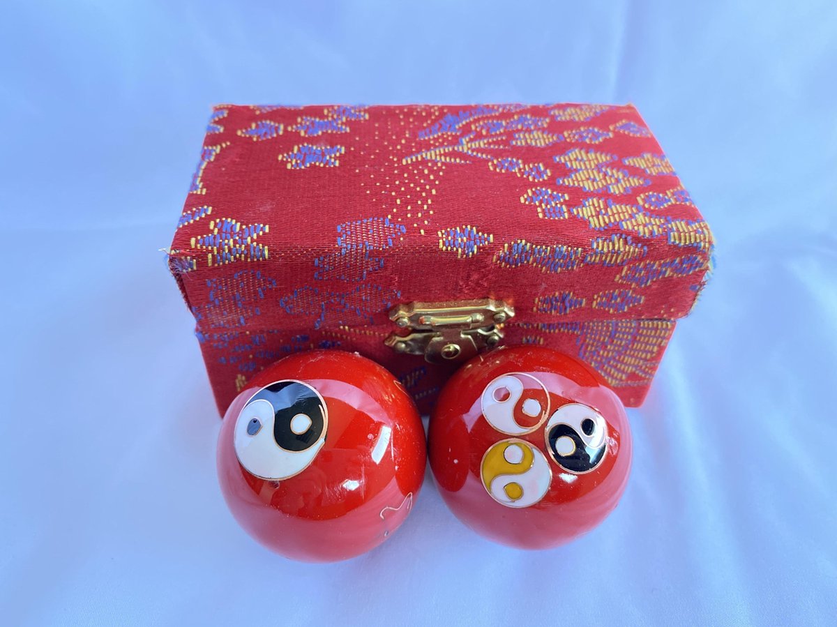 Meridiaankogels rood met  "4 Yin Yang in 1 "motief 4cm van cloisonne (een techniek van emailleren)