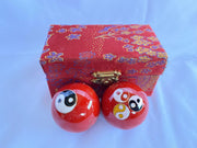 Meridiaankogels rood met  "4 Yin Yang in 1 "motief 4cm van cloisonne (een techniek van emailleren)