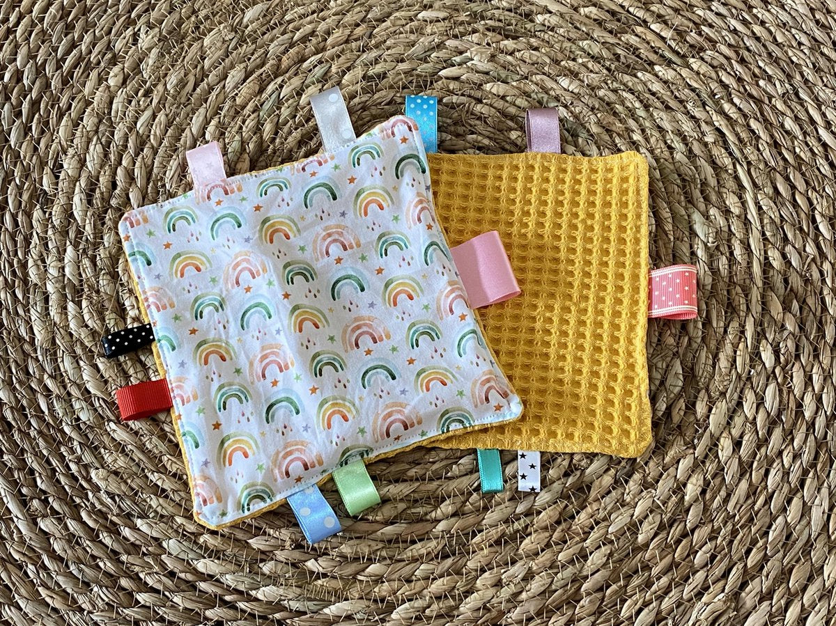 Knisperdoekje - labeldoekje - kraamkado - babyspeelgoed - regenboog okergeel