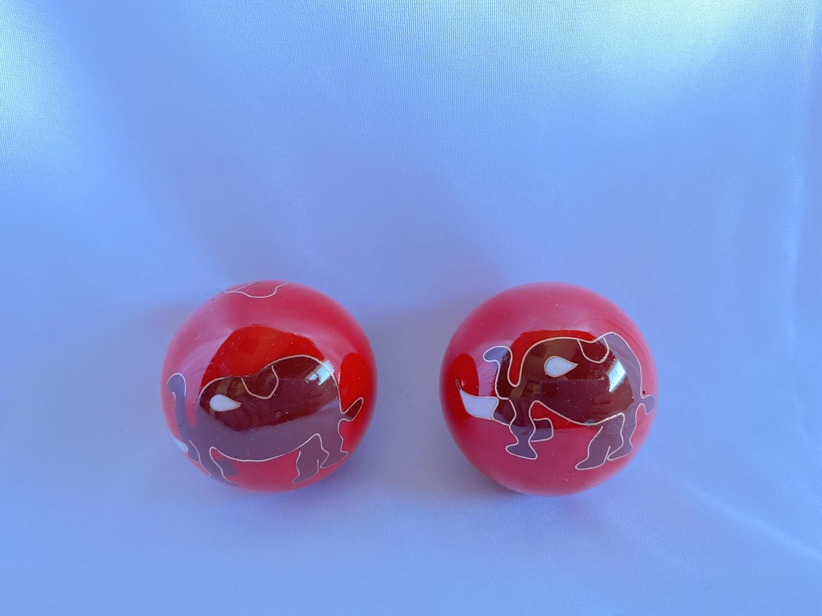 Meridiaankogels met olifanten motief 3.5cm van cloisonne (een techniek van emailleren) rood & bruin