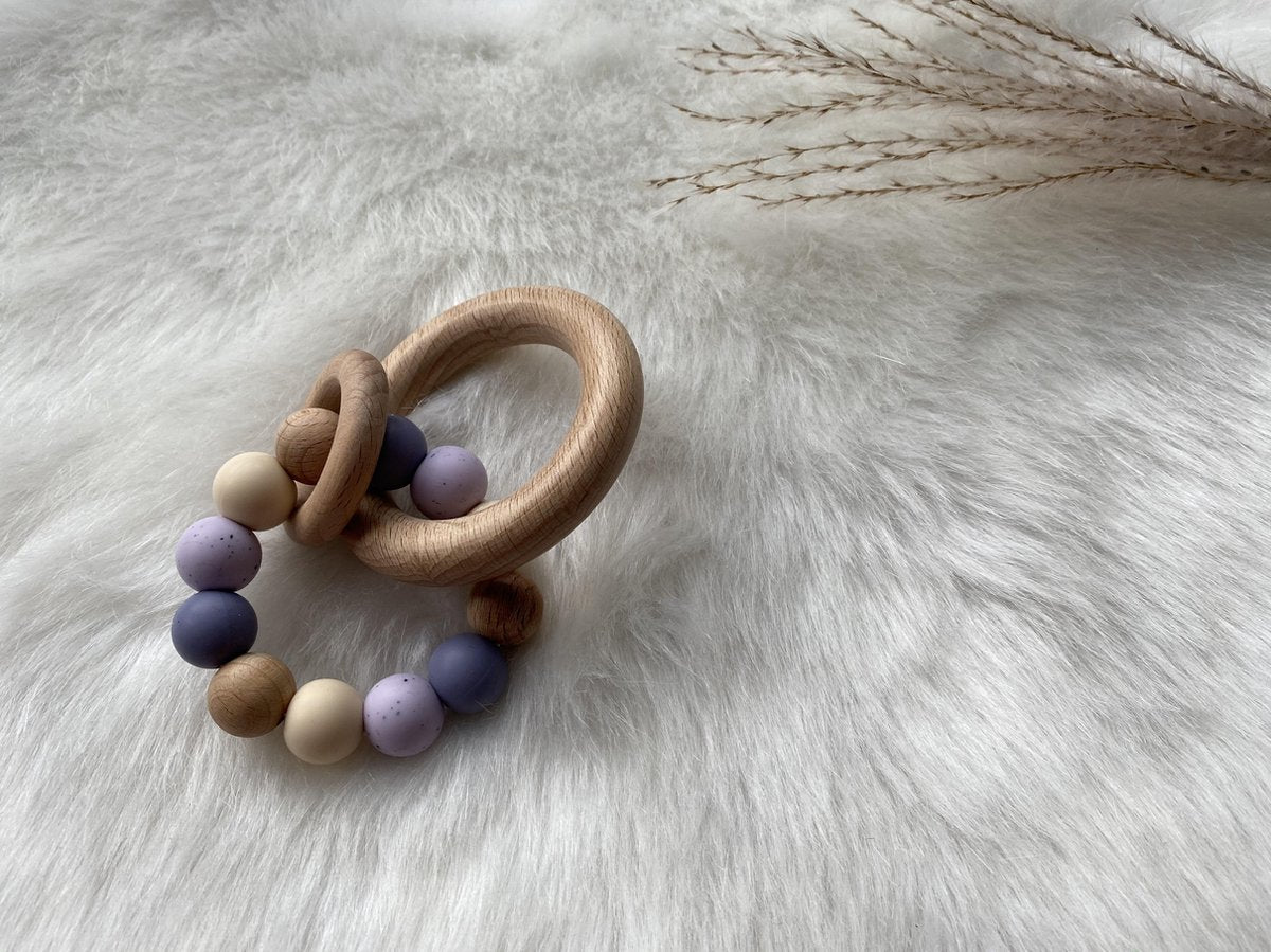 SIIDDS Bijtring/ rammelaar crème/ vergrijsd paars/ oud roze spikkels - baby - doorkomende tandjes - bijt speelgoed - siliconen/hout - kraamcadeau - cadeau - babyshower