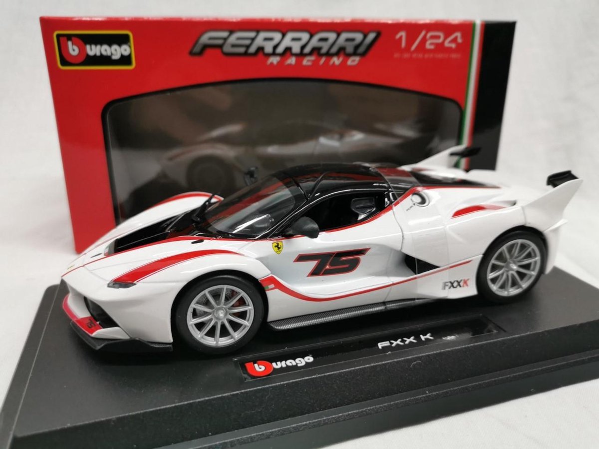 Bburago  FERRARI FXX-K wit schaalmodel 1:24