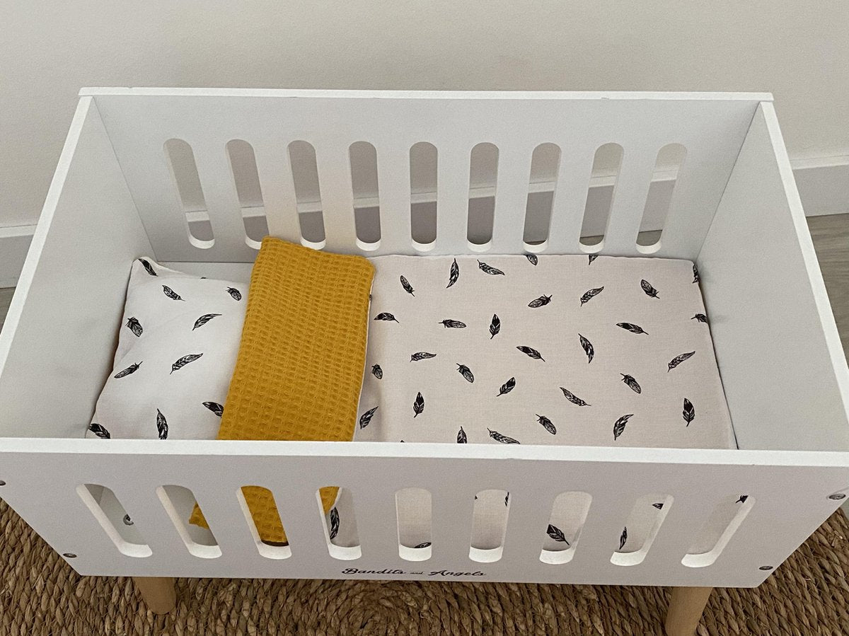 Poppendeken en kussen. Okergeel met veren - poppen beddengoed