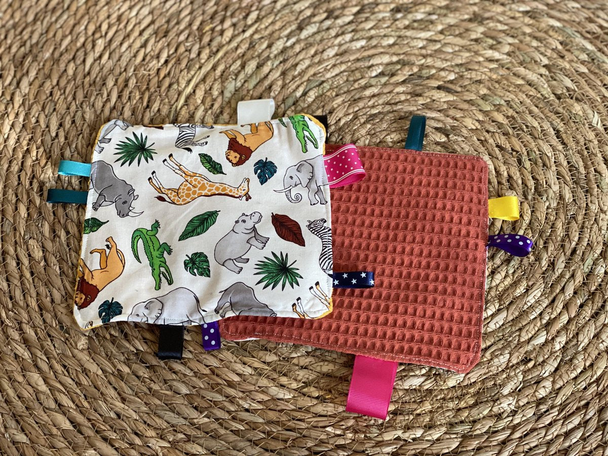 Labeldoekje / knisperdoekje terracotta met dieren print. babyspeelgoed - kraamkado