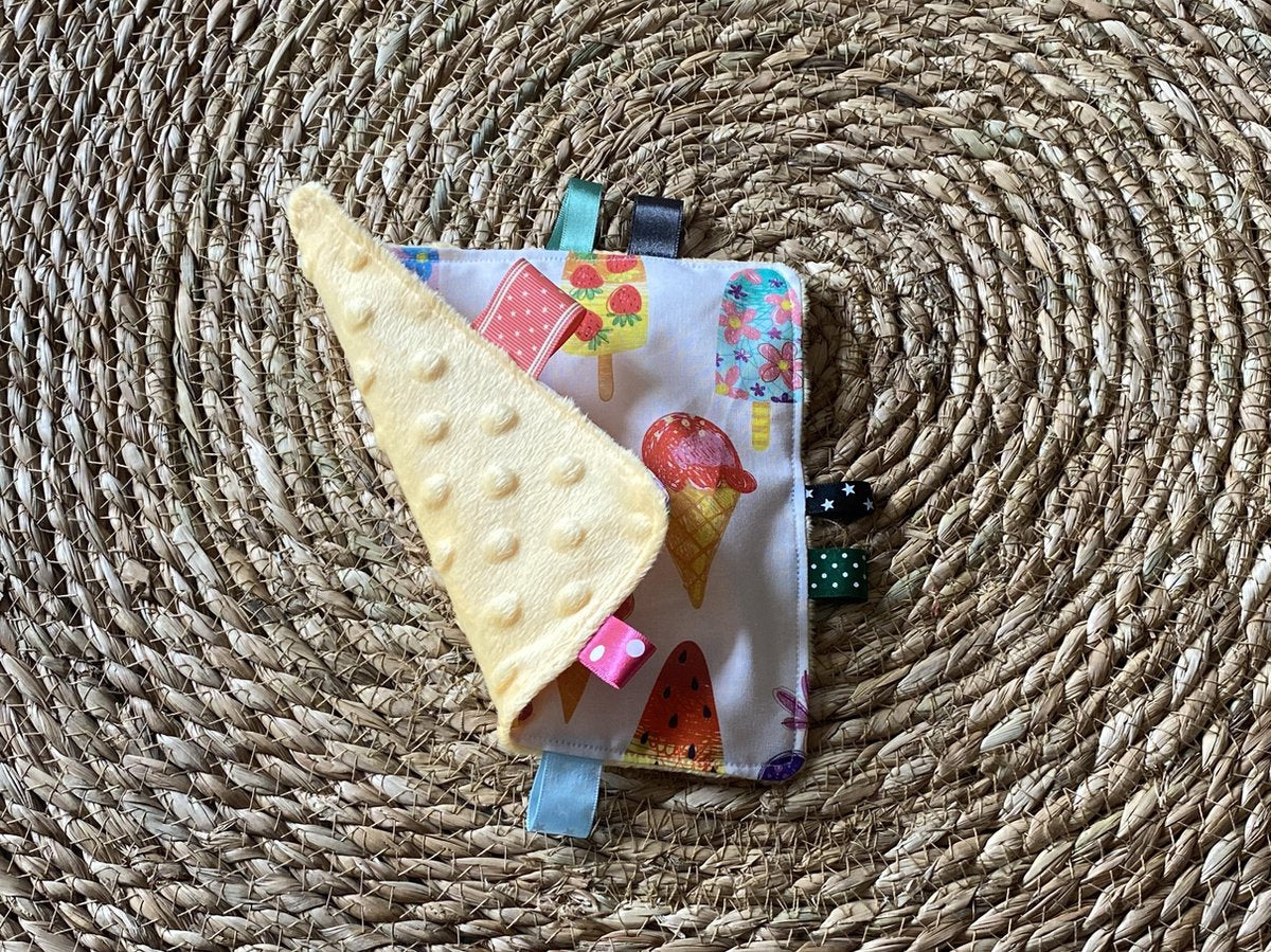 Knisperdoekje - labeldoekje - ijsjes met gele minkyfleece - kraamkado - babyspeelgoed