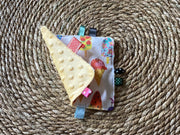 Knisperdoekje - labeldoekje - ijsjes met gele minkyfleece - kraamkado - babyspeelgoed