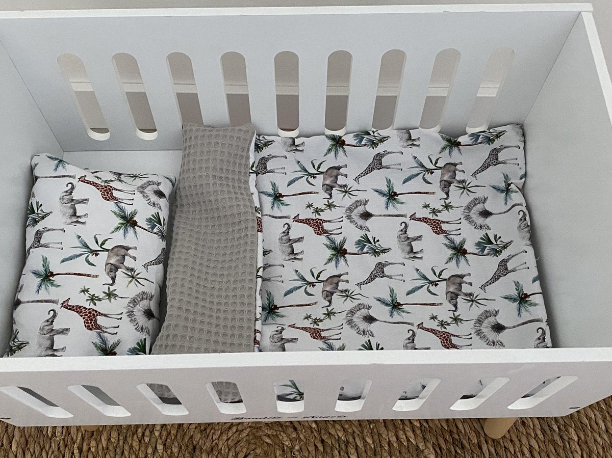 Poppendeken en kussen. Grijs met dierenprint- poppen beddengoed