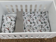 Poppendeken en kussen. Grijs met dierenprint- poppen beddengoed