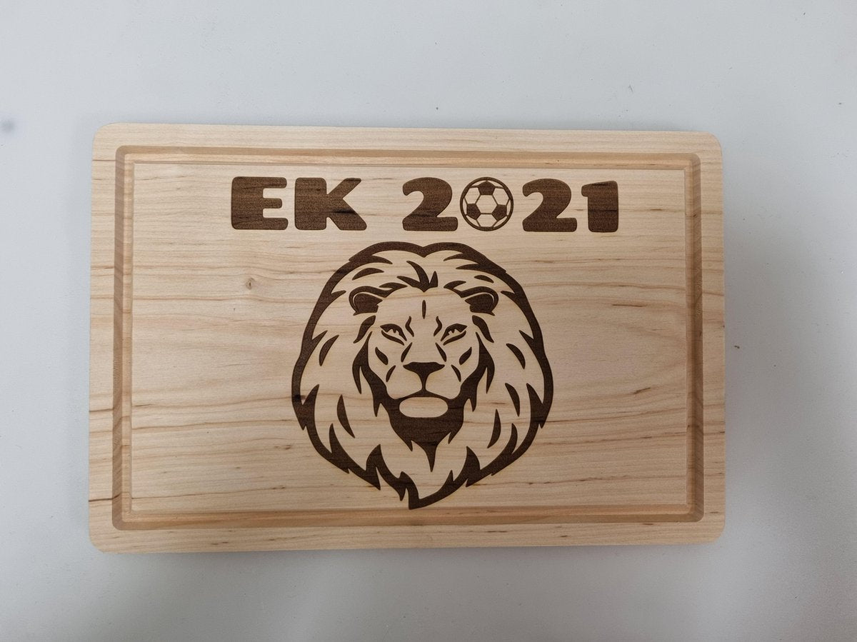 EK leeuw serveerplank -snijplank - borrelen tijdens EK 2021 - leeuw - hapjes serveren - houten serveerplank - voetbal zomer - EK voetbal