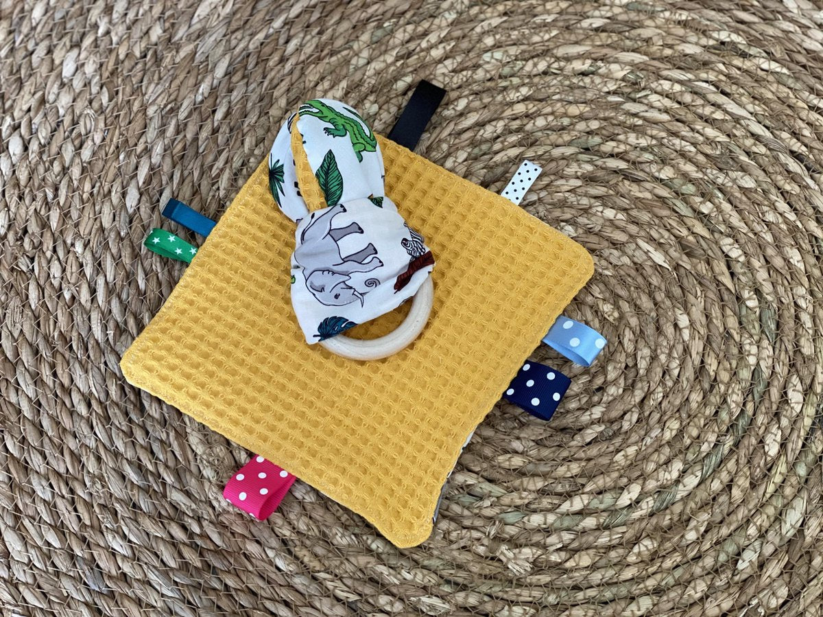 Bijtring en knisper labeldoekje. Babyspeelgoed - kraamkado okergeel jungle