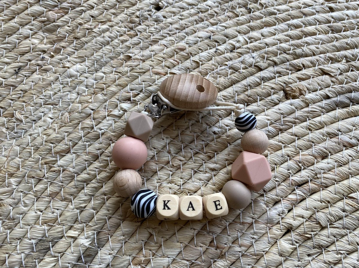SIIDDS Gepersonaliseerd speenkoord - speenkoord met naam - havermout/zand - zebra - zalm roze - baby - peuter - voor onderweg - hout/siliconen - persoonlijk kraamcadeau - babyshower