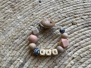 SIIDDS Gepersonaliseerd speenkoord - speenkoord met naam - havermout/zand - zebra - zalm roze - baby - peuter - voor onderweg - hout/siliconen - persoonlijk kraamcadeau - babyshower