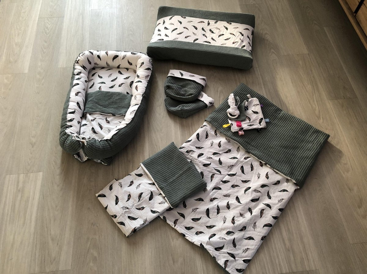 Complete babyuitzet. Oud groen met veren. Aankleedkussenhoes
