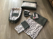 Complete babyuitzet. Oud groen met veren. Aankleedkussenhoes