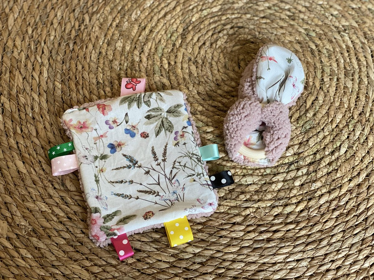 Labeldoekje - knisperdoekje en bijtring. Babyspeelgoed