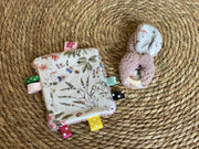 Labeldoekje - knisperdoekje en bijtring. Babyspeelgoed
