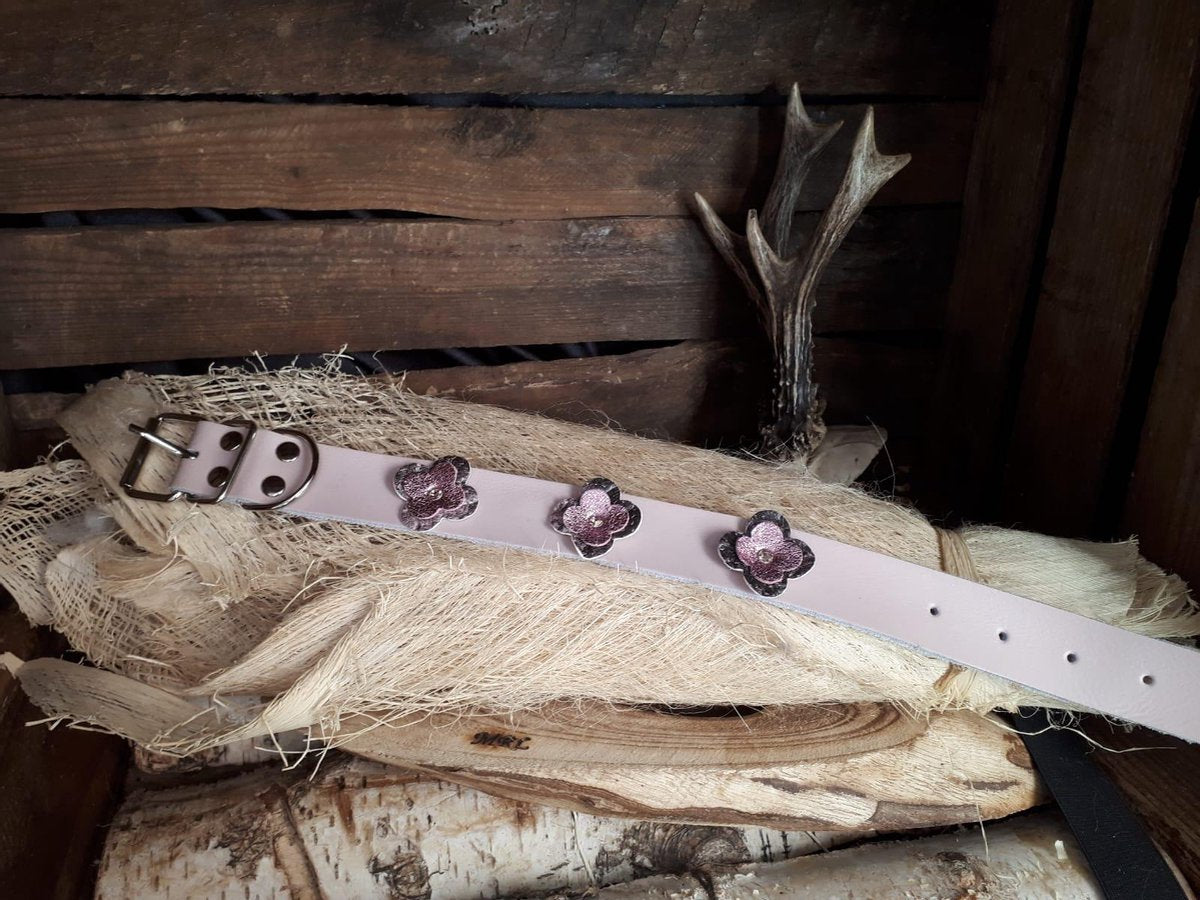MRL Roze halsband met dubbele bloem 2 cm. L3