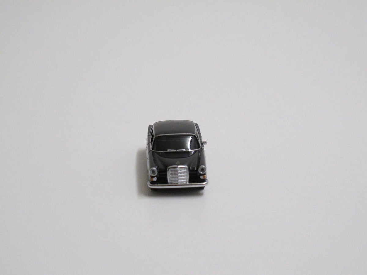 Herpa 1/87 Mercedes-Benz 200 "Heckflosse" - Zwart