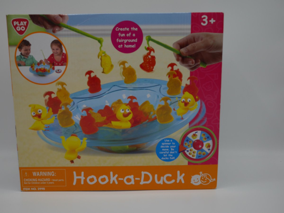 visspel met hengels en aquarium.