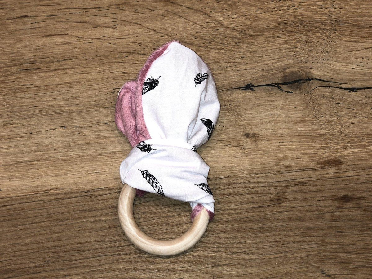 Houten bijtring roze met veren