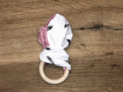 Houten bijtring roze met veren