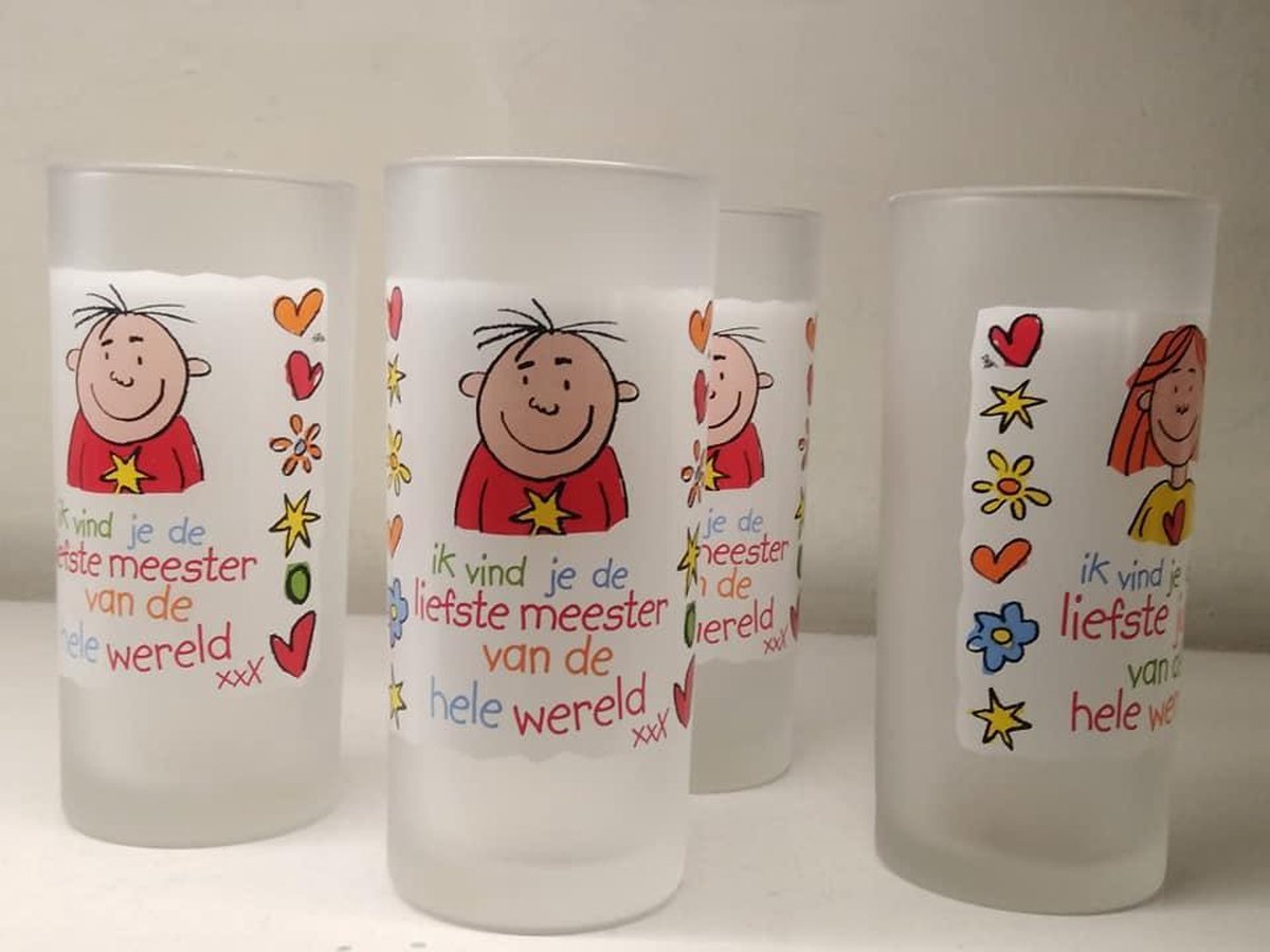 glazen set van 4 drinkglazen kort/  ik vind je de liefste juf en/ of  meester/ glas mat met handvat en afbeelding/ heeft u  een cadeau nodig voor uw of Juf / Meester.