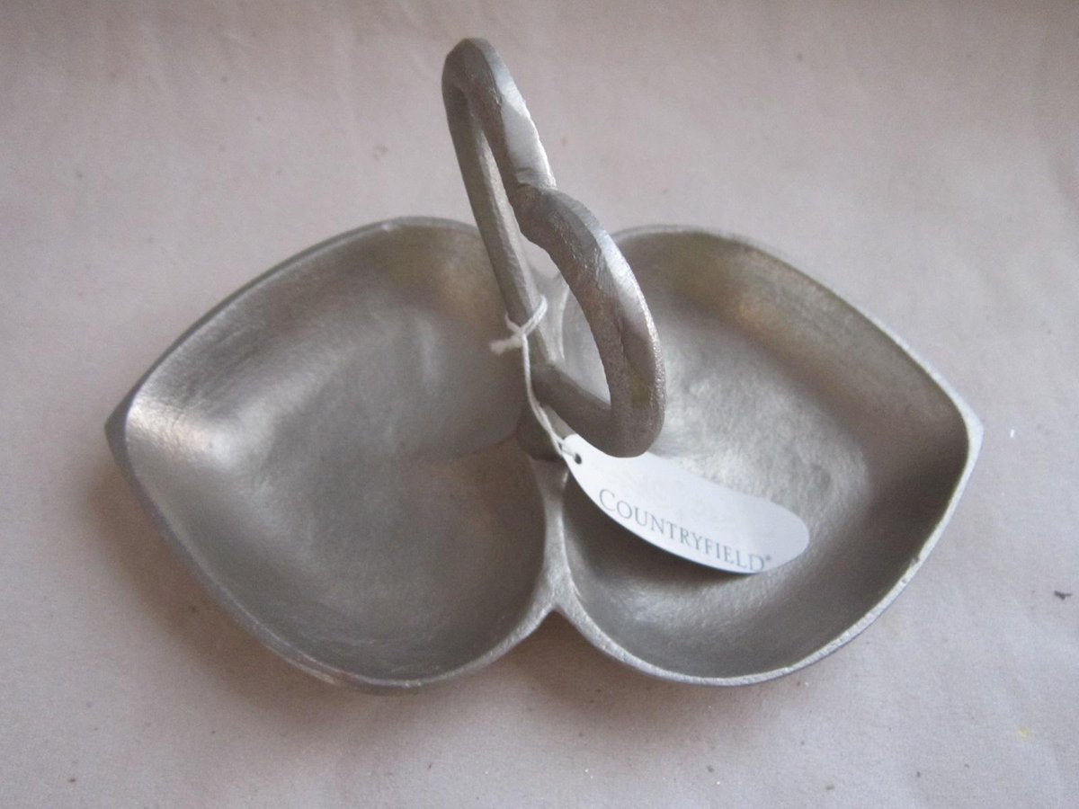 Mat zilverkleurige metalen serveerschaal. Met 2 vakjes. 14 x 24 x 15 cm