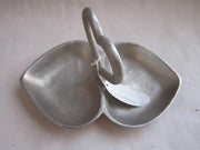 Mat zilverkleurige metalen serveerschaal. Met 2 vakjes. 14 x 24 x 15 cm