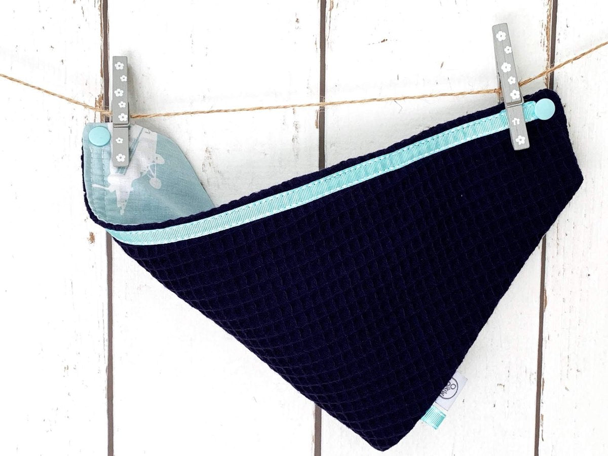 MixG  | Kwijlslab  | Donkerblauw met vliegtuigjes  | Jongens