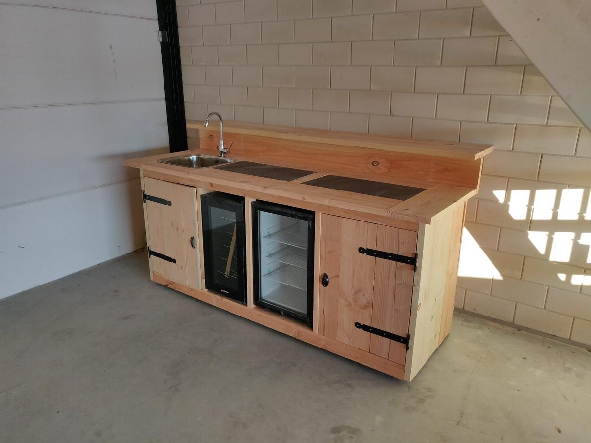 Buitenkeuken "Braga" Buitenkeukendeal.nl Douglashout BBQ ombouw Koelkast 68 Liter Wijnkoeking 18 flessen Keramische tegel Wasbak Kraan Combinatie