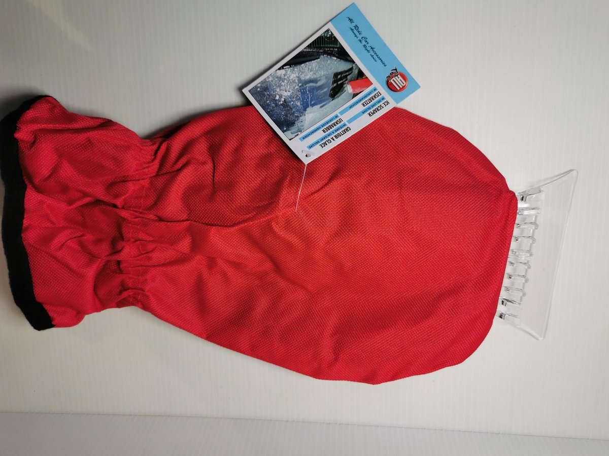 Ijskrabber met warme rode handschoen gevoerd met fleece