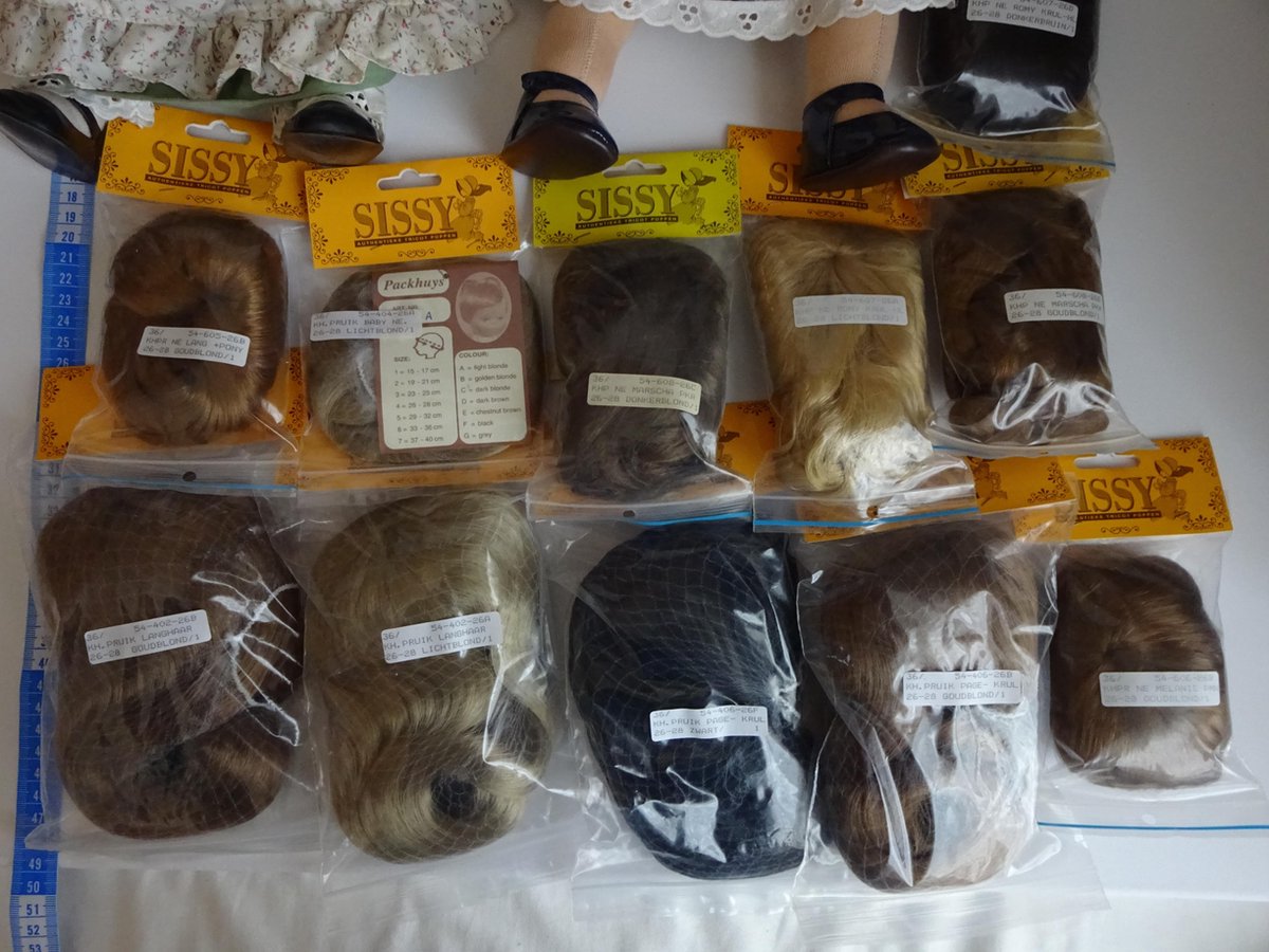 AANBIEDING: 10 X POPPENPRUIK VOOR EEN HOOFDOMVANG VAN 26-28 CM. DIV. KLEUREN EN LENGTES. DE INHOUD KAN AFWIJKEN VAN DE FOTO.