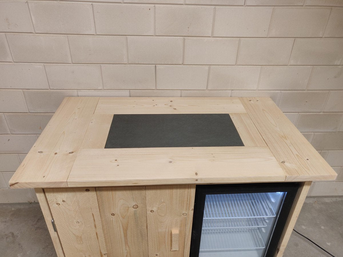 Buitenkeuken "Florida" Buitenkeukendeal.nl Vurenhout BBQ ombouw Koelkast 68 Liter Keramische tegel