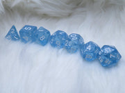 Polyset Dice | Dobbelstenen - Set Van 7 Stuks - Licht Blauw Glitters Wit Doorzichtig Transparant| Voor D&D en Andere Rollenspellen | Plastic Dobbelstenen Set voor Dungeons and Dragons | Polyhedral Dice Set