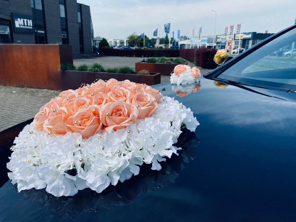 autodeco.nl - EMILY Trouwauto Versiering - Bruiloft Auto Decoratie - Autoversiering - Huwelijk Decoratie - Bloemstuk op de Motorkap