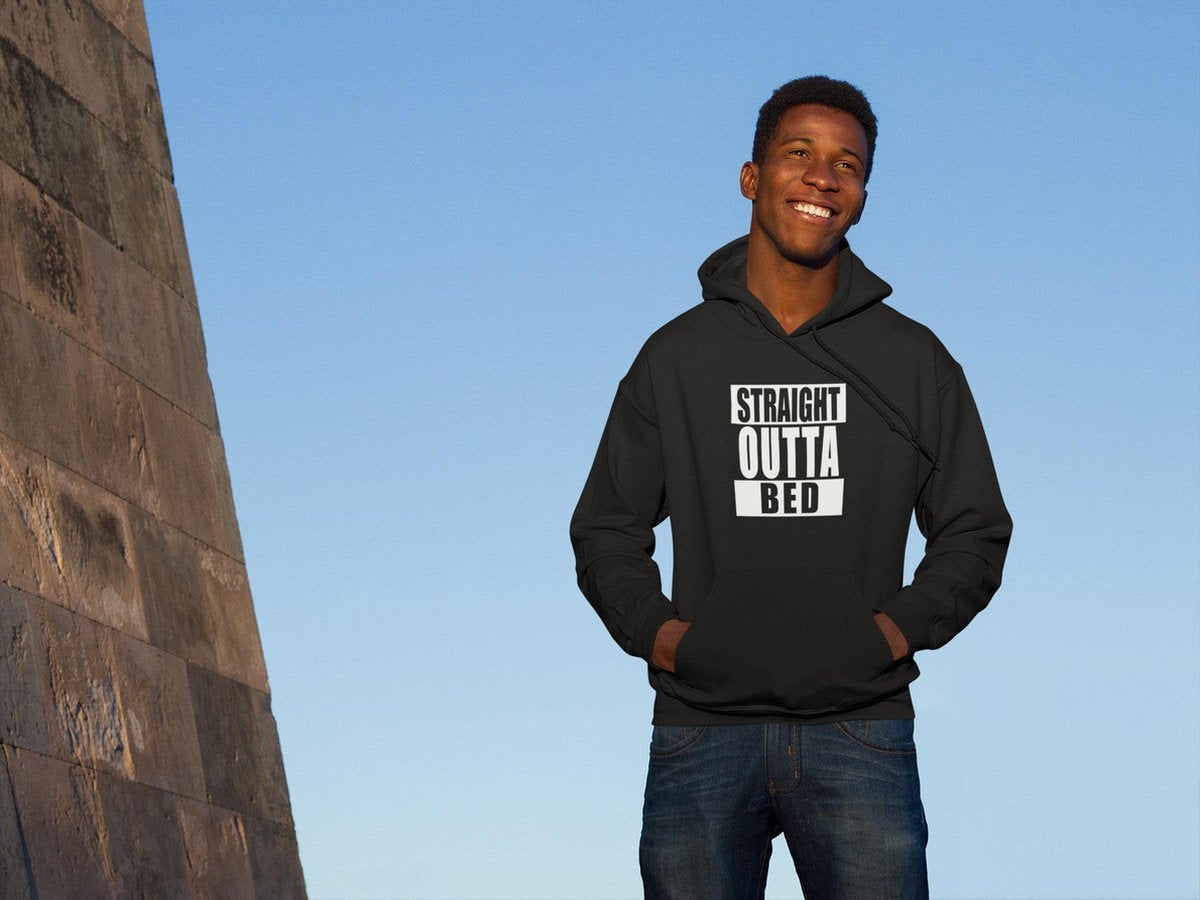 Straight Outta Bed - Grappig Hoodie - Humor - Dad Jokes - Unisex Zwart Maat XL