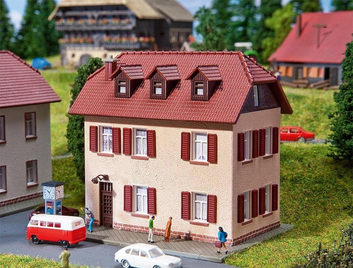 Faller - Twee etages tellend huis met raamluiken