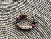 SIIDDS Gepersonaliseerd speenkoord - speenkoord met naam - havermout/zand - leopard - cashmere roze- baby - peuter - voor onderweg - hout/siliconen - persoonlijk kraamcadeau - babyshower
