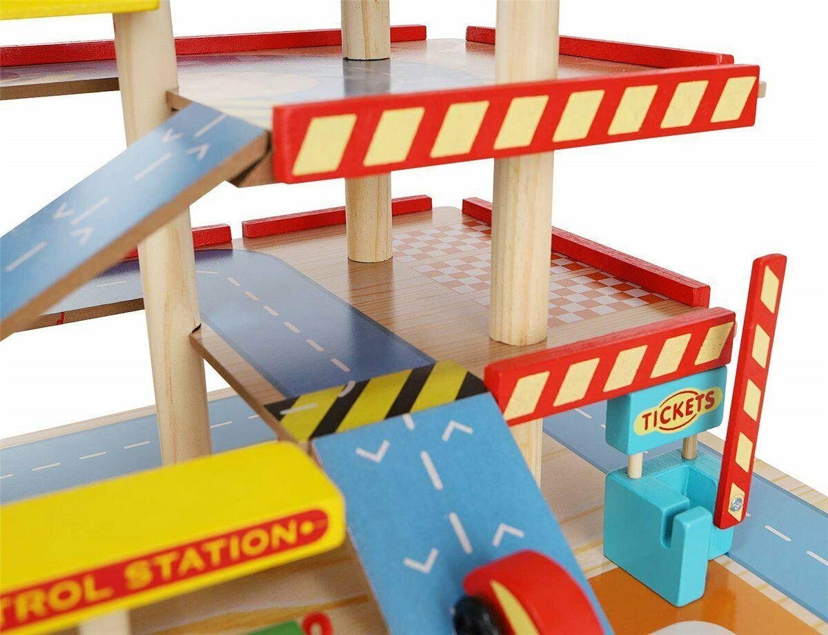Grote Houten Parkeergarage met Autowasstraat
