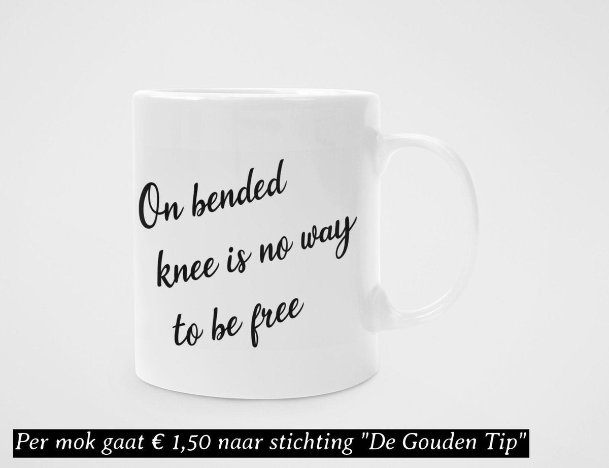 Mok met tekst - On bended knee is no way to be free