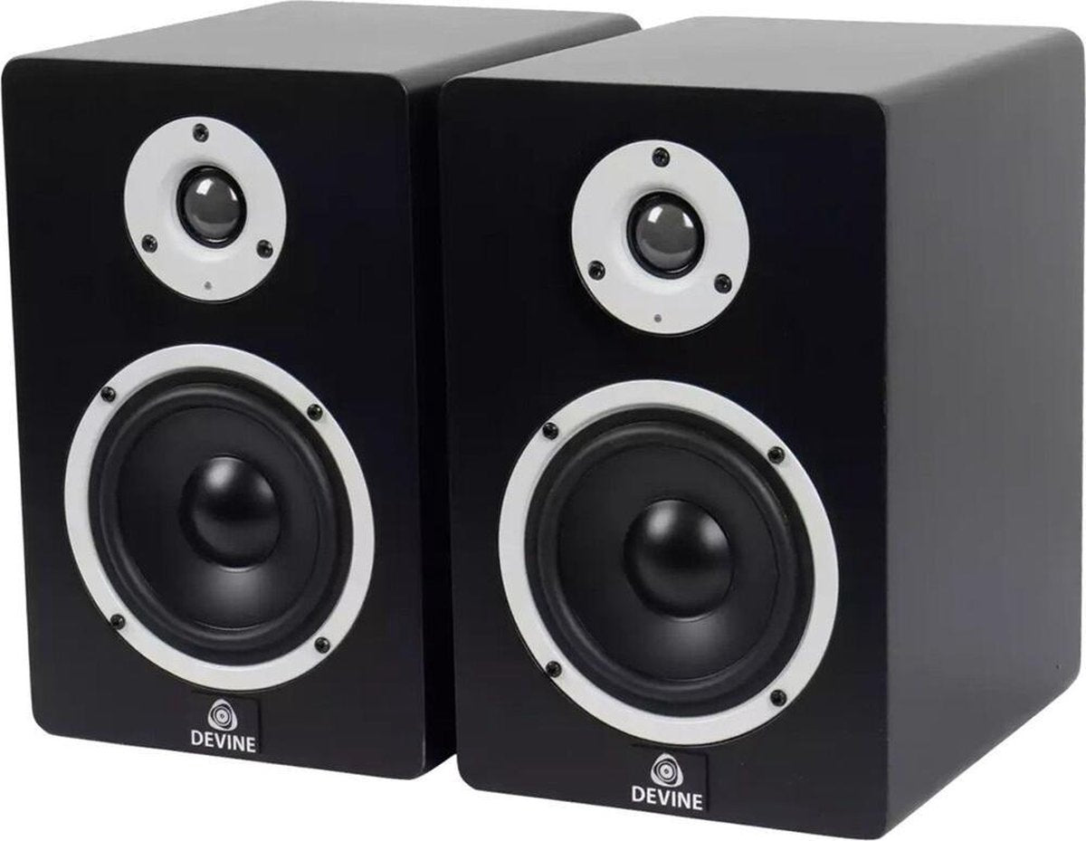 De Devine MR-5a monitoren worden in deze bundel vergezeld door de Behringer UMC202HD interface