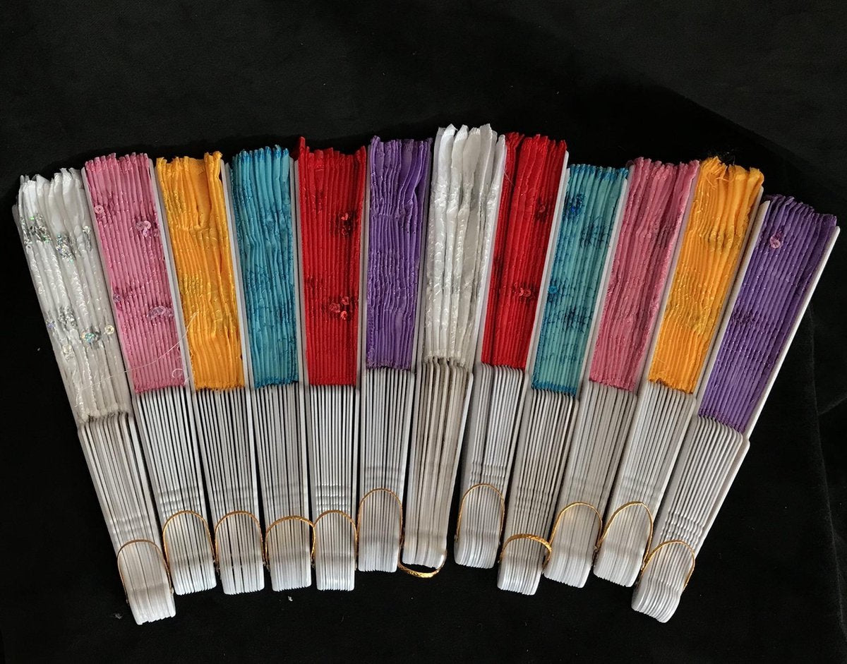 12 stuks Spaanse waaiers multicolor . Dit is een flamenco waaier met een decoratieve pailletten erop. Om echt te gebruiken maar ook leuk als decoratie. Formaat: ongeveer 24 cm hoog en 44 cm breed.uitdeelcadeaus