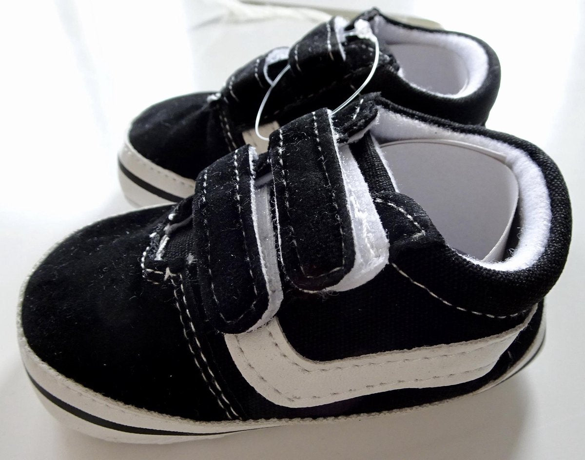 Stoere zwarte babysneakers maat 17 (11