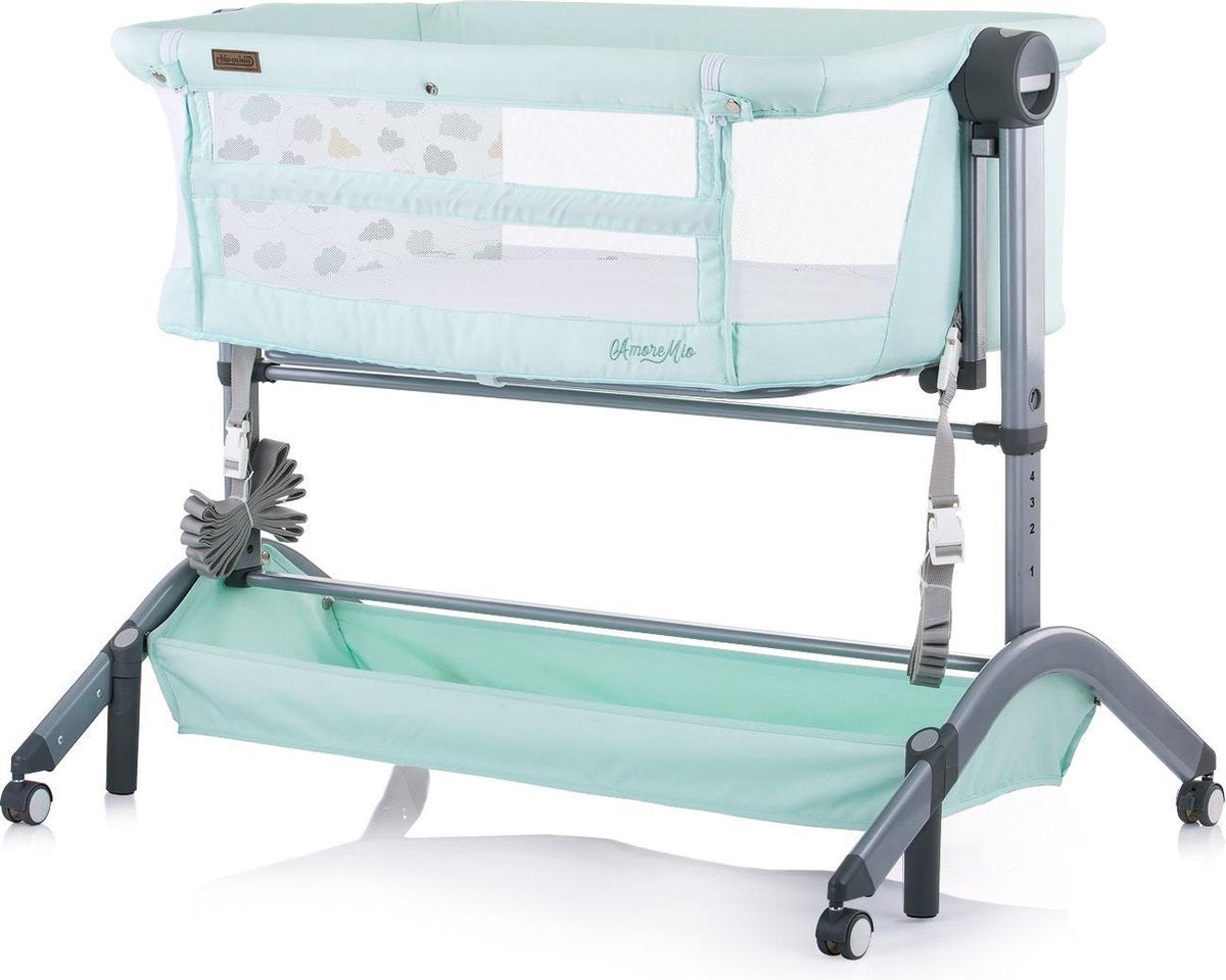 Co-Sleeper Amore Mio  - aanschuifbed  Mint met schommel functie incl. muggennet en muziek box